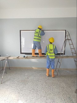 مهندس مشرف في الموقع في مدرسة سلمى دبع الداخل.. تركيب السبورات والشراير الخشبية حولها وحول الفصل بالكامل